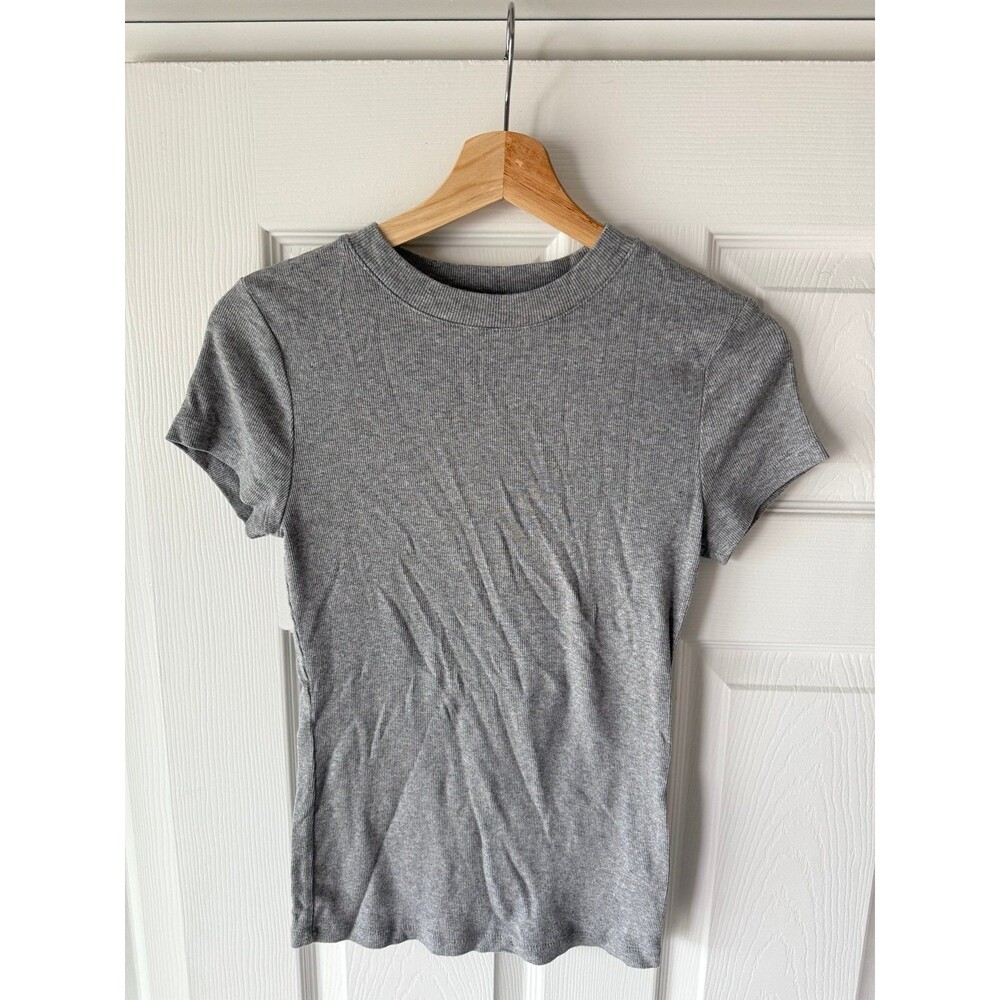 grey t shirt